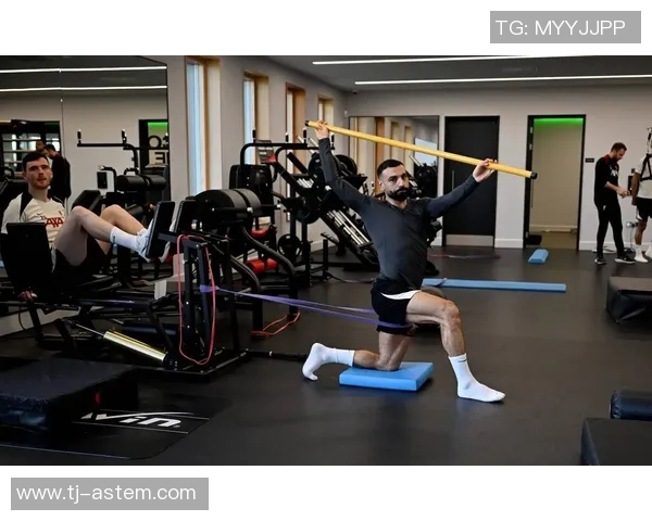 足球明星训练项目揭秘提升竞技水平的科学方法与实战技巧